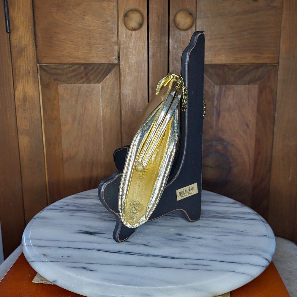 Elegant Gold Women's Clutch - Picture 9 of 15